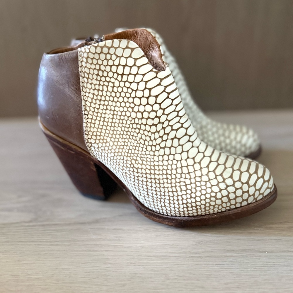 Freebird Detroit White Snake Booties Size 8 NWOT - Picture 4 of 6